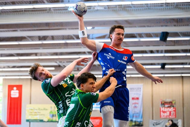 Altensteig: SCup - 26 27 - Frisch Auf Goeppingen - HBW Balingen v.li. Erik Persson (Goeppingen), Tim Gossner (Goeppingen), Mex Raguse (Balingen) Altensteig Eichwaldhalle Baden-Württemberg Deutschland *** Altensteig SCup 26 27 Frisch Auf Göppingen HBW Balingen (from left): Erik Persson (Göppingen), Tim Gossner (Göppingen), Mex Raguse (Balingen); Altensteig, Eichwaldhalle, Baden-Württemberg, Germany