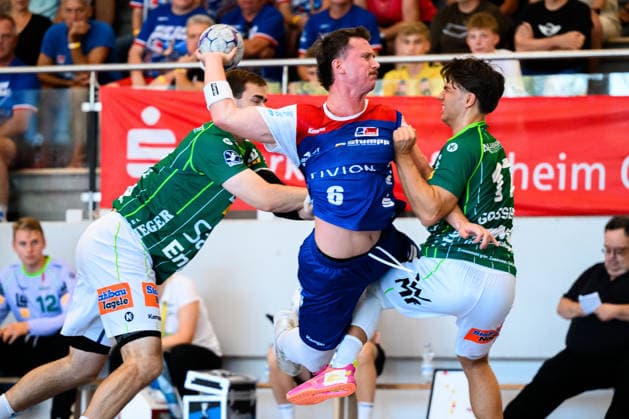 Altensteig: SCup - 26 27 - Frisch Auf Goeppingen - HBW Balingen v. li. im Zweikampf Max Beneke (Goeppingen), Mex Raguse (Balingen), Tim Gossner (Goeppingen) Altensteig Eichwaldhalle Baden-Württemberg Deutschland *** Altensteig SCup 26 27 Frisch Auf Göppingen HBW Balingen (from left) in a one-on-one battle: Max Beneke (Göppingen), Mex Raguse (Balingen), Tim Gossner (Göppingen) Altensteig Eichwaldhalle Baden-Württemberg Germany