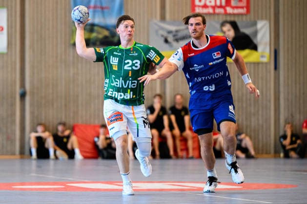 Altensteig: SCup - 26 27 - Frisch Auf Goeppingen - HBW Balingen v.li. Ole Pregler (Goeppingen), Stefan Bauer (Balingen) Altensteig Eichwaldhalle Baden-Württemberg Deutschland *** Altensteig SCup 26 27 Frisch Auf Göppingen HBW Balingen (from left): Ole Pregler (Göppingen), Stefan Bauer (Balingen), Altensteig, Eichwaldhalle, Baden-Württemberg, Germany