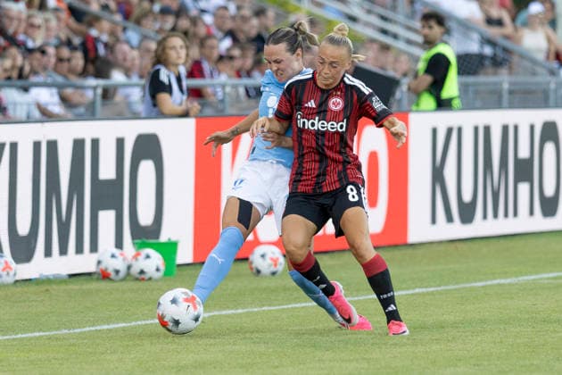 UWCL Qualifikation: Eintracht Frankfurt -Malmö FF, 08.08.2026 Hanna Bennison (Eintracht Frankfurt 8) & Larkin Russell (Malmö FF 19) im zweikampf um den Ball, Eintracht Frankfurt - Malmö FF, Frankfurt, Stadion am Brentanobad, 8.8.2026 *** UWCL Qualifier: Eintracht Frankfurt vs. Malmö FF, August 8, 2026; Hanna Bennison (Eintracht Frankfurt) 8, Larkin Russell (Malmö FF) 19, battling for the ball; Eintracht Frankfurt vs. Malmö FF, Frankfurt, Stadion am Brentanobad, August 8, 2026 Copyright: xBEAUTIFULxSPORTS Gawlikx