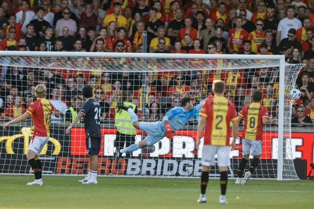 DEVENTER - Melle Meulensteen of Go Ahead Eagles pairs with Willem II goalkeeper Thomas Didillon-Hödl and scores the 2-1 during the Dutch Eredivisie match between Go Ahead Eagles and Willem II at De Adelaarshorst on August 8, 2026, in Deventer, the Netherlands. VINCENT JANNINK ANP Eredivisie 2026 27 xVIxANPxSportx xxANPxIVx 565100277 originalFilename: 565100277.jpg