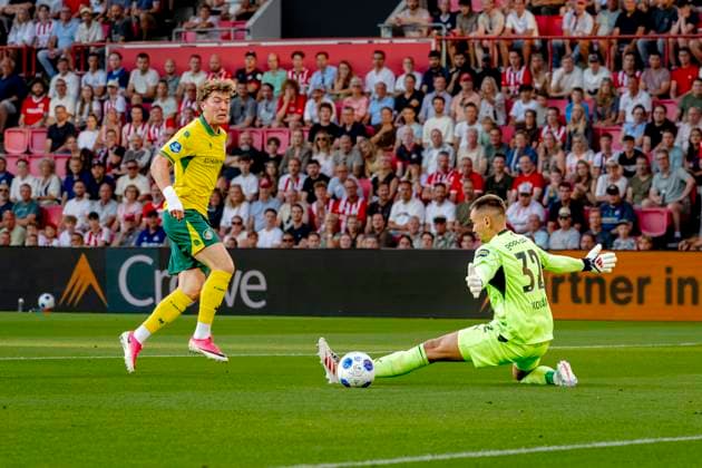EINDHOVEN - Fortuna Sittard midfielder Ole Lennard Ter Haar Romenij, PSV Eindhoven goalkeeper Matej Kovar during the Vriendenloterij Eredivisie match between PSV and Fortuna Sittard at Philips Stadion on August 8, 2026 in Eindhoven, Netherlands. (Photo by DeFodi Images) - *** EINDHOVEN: Fortuna Sittard midfielder Ole Lennard Ter Haar Romenij and PSV Eindhoven goalkeeper Matej Kovar during the Vriendenloterij Eredivisie match between PSV and Fortuna Sittard at Philips Stadion on August 8, 2026, in Eindhoven, Netherlands. Photo by DeFodi Images
