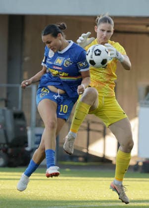 SOCCER - WCL, St.Poelten vs Sporting SANKT POELTEN,AUSTRIA,08.AUG.26 - SOCCER - UEFA Women s Champions League, qualification, SKN Sankt Poelten vs Sporting CP. Image shows Alma Aagaard (St.Poelten) and Julia Wozniak (Lissabon).  GEPAxpictures xWalterxLuger