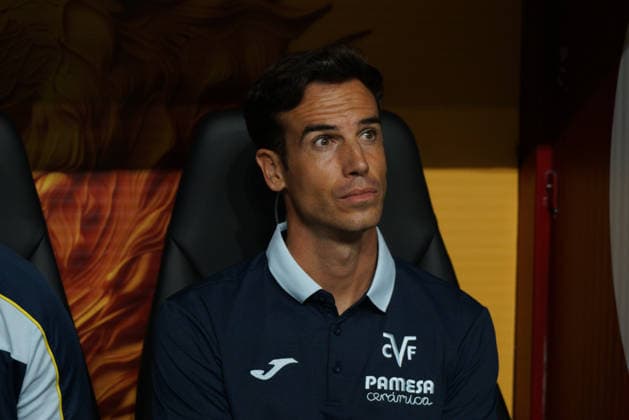 August 8, 2026, Sariyer, Istanbul, Turkey: Inigo Perez, head coach of Villarreal CF, looks on before the Pre-Season Friendly match between Galatasaray and Villarreal CF at the Ali Sami Yen Sports Complex RAMS Park in Istanbul, Turkey, on August 8, 2026. Pre-Season Friendly: Galatasaray Vs Villarreal CF  - ZUMAu194 20260808_zip_u194_004 Copyright: xTolgaxUluturkx