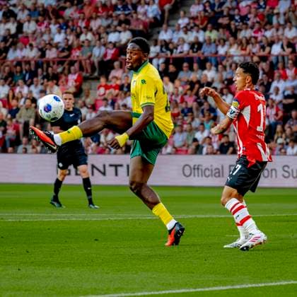 EINDHOVEN - Fortuna Sittard forward Lequincio Zeefuik, PSV Eindhoven defender Mauro Junior during the Vriendenloterij Eredivisie match between PSV and Fortuna Sittard at Philips Stadion on August 8, 2026 in Eindhoven, Netherlands. (Photo by DeFodi Images) - *** EINDHOVEN: Fortuna Sittard forward Lequincio Zeefuik and PSV Eindhoven defender Mauro Junior during the Vriendenloterij Eredivisie match between PSV and Fortuna Sittard at Philips Stadion on August 8, 2026, in Eindhoven, Netherlands. Photo by DeFodi Images