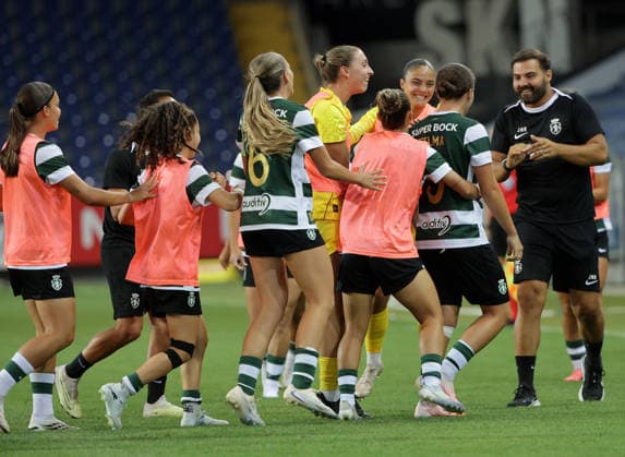 SOCCER - WCL, St.Poelten vs Sporting SANKT POELTEN,AUSTRIA,08.AUG.26 - SOCCER - UEFA Women s Champions League, qualification, SKN Sankt Poelten vs Sporting CP. Image shows the rejoicing of Telma Encarnacao (Lissabon) and her team.  GEPAxpictures xWalterxLuger
