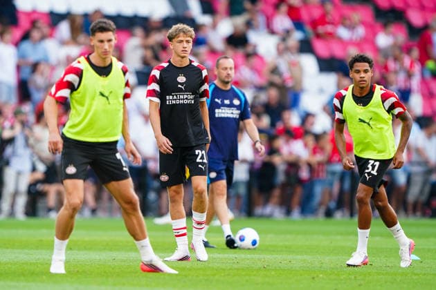 2026-08-08 PSV Eindhoven v Fortuna Sittard - Dutch Eredivisie EINDHOVEN, NETHERLANDS - AUGUST 8: Sven Mijnans of PSV Eindhoven warms up during the Dutch Eredivisie match between PSV Eindhoven and Fortuna Sittard at Philips Stadion on August 8, 2026 in Eindhoven, Netherlands. Eindhoven Philips Stadion Netherlands Content not available for redistribution in The Netherlands directly or indirectly through any third parties. Copyright: xAndrexWeeningx