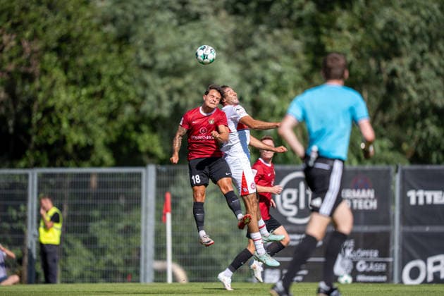 Zweikampf zwischen Niklas Pollex (SG Sonnenhof Großaspach, 18) und Fortuna Köln, 18), SG Sonnenhof Großaspach vs. Fortuna Köln, Fussball, 3. Liga, 1. Spieltag, 08.08.2026, DFB regulations prohibit any use of photographs as image sequences and or quasi-video Aspach Baden-Wuerttemberg Deutschland *** Tackle between Niklas Pollex of SG Sonnenhof Großaspach, 18, and Fortuna Köln, 18, SG Sonnenhof Großaspach vs. Fortuna Köln, Soccer, 3rd Division, Matchday 1, August 8, 2026, DFB regulations prohibit any use of photographs as image sequences and or quasi-video. Aspach, Baden-Württemberg, Germany Copyright: xkolbert-press PhilipxZieglerx
