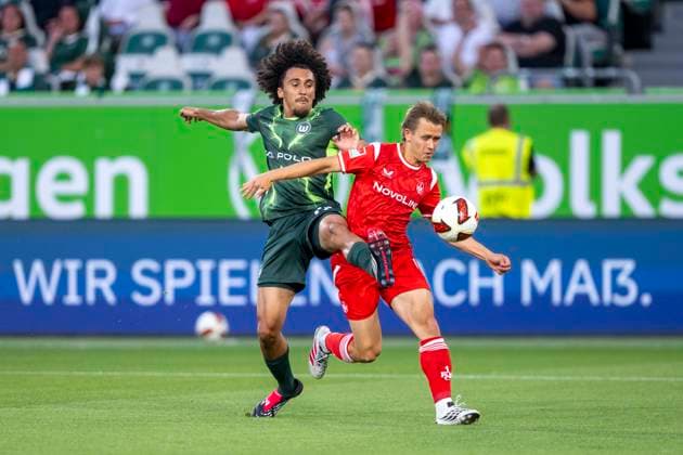 08.08.2026: Fußball, 2. Bundesliga: VfL Wolfsburg - 1. FC Kaiserslautern, 1. Spieltag in der Volkswagen Arena. Mathys Angely (VfL Wolfsburg) (l) und Naatan Skyttä (1. FC Kaiserslautern) kämpfen um den Ball. WICHTIGER HINWEIS: Gemäß den Vorgaben der DFL und des DFB ist es untersagt, in dem Stadion und oder vom Spiel angefertigte Fotoaufnahmen in Form von Sequenzbildern und oder videoähnlichen Fotostrecken zu verwerten bzw. verwerten zu lassen. *** August 8, 2026 Soccer, 2. Bundesliga: VfL Wolfsburg vs. 1. FC Kaiserslautern, Matchday 1 at the Volkswagen Arena: Mathys Angely of VfL Wolfsburg and Naatan Skyttä of 1. FC Kaiserslautern battle for the ball. IMPORTANT NOTICE: In accordance with the regulations of the DFL and the DFB, it is prohibited to use or allow the use of photographs taken in the stadium and or during the match in the form of sequential images and or video-like photo series Copyright: xDavidxInderliedx