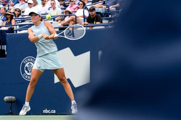 August 8, 2026, Toronto, Ontario, Canada: IGA SWIATEK of Poland returns the ball during her round-of-16 match against Marta Kostyuk of Ukraine at the National Bank Open, part of the Hologic WTA, Tennis Damen Tour at Sobeys Stadium. Toronto Canada - ZUMAr228 20260808_znp_r228_002 Copyright: xVasiliyxRyabykhx
