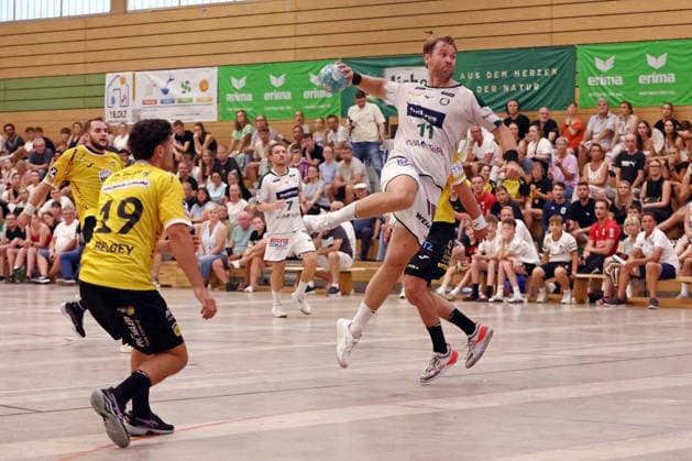08.08.2026, xovx, Handball Lindencup, HSG Wetzlar - HSC 2000 Coburg v.l. Bartlomiej Bis (HSC Coburg), Yaacob Belbey (HSC Coburg), Petter Överby (HSG Wetzlar) Linden Stadthalle Hessen Deutschland (DE) *** August 8, 2026, xovx, Lindencup Handball Tournament, HSG Wetzlar vs. HSC 2000 Coburg; Bartlomiej Bis (HSC Coburg), Yaacob Belbey (HSC Coburg), Petter Överby (HSG Wetzlar); Linden Stadthalle, Hesse, Germany, DE