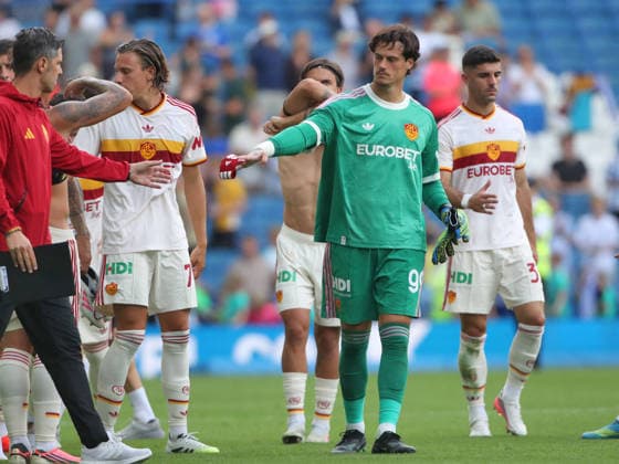 SOCCER - Friendly Match - Brighton and Hove Albion vs. Roma Photo by IPA ABACAPRESS.COM87327595 - August 8, 2026: Brighton vs. AS Roma (Friendly). Sports; Soccer; In the photo: Svilar hands over the captain s armband (Photo by Gino Mancini) Brighton  Copyright: xIPAxSport ABACAx