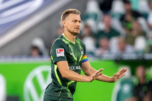 08.08.2026: Fußball, 2. Bundesliga: VfL Wolfsburg - 1. FC Kaiserslautern, 1. Spieltag in der Volkswagen Arena. Hauke Wahl (VfL Wolfsburg) gibt Anweisungen. WICHTIGER HINWEIS: Gemäß den Vorgaben der DFL und des DFB ist es untersagt, in dem Stadion und oder vom Spiel angefertigte Fotoaufnahmen in Form von Sequenzbildern und oder videoähnlichen Fotostrecken zu verwerten bzw. verwerten zu lassen. *** August 8, 2026 Soccer, 2. Bundesliga: VfL Wolfsburg vs. 1. FC Kaiserslautern, Matchday 1 at the Volkswagen Arena; Hauke Wahl of VfL Wolfsburg gives instructions. IMPORTANT NOTICE: In accordance with DFL and DFB regulations, it is prohibited to use or allow the use of photographs taken in the stadium and or during the match in the form of sequential images and or video-like photo sequences Copyright: xDavidxInderliedx
