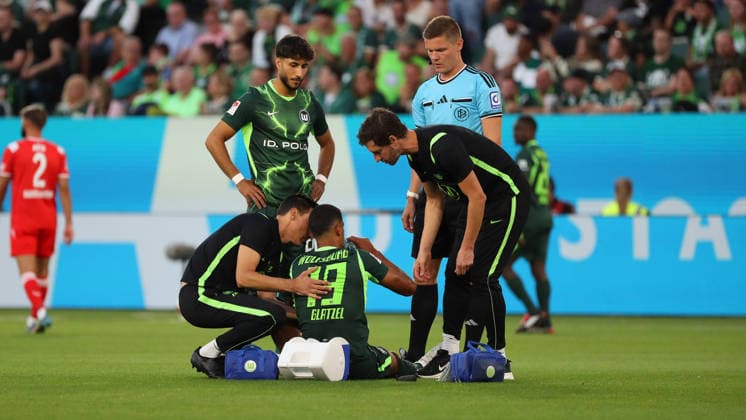 VfL vs. 1. FCK , 2. BL Wolfsburg, 08.08.2026, Fußball, Herren, 2. BL, Saison 2026 2027, VfL Wolfsburg vs. 1. FC Kaiserslautern: Robert Glatzel (VfL Wolfsburg) verletzt sich und muss behandelt werden. (DFL DFB REGULATIONS PROHIBIT ANY USE OF PHOTOGRAPHS as IMAGE SEQUENCES and or QUASI-VIDEO) Volkswagen Arena Niedersachsen Deutschland *** VfL vs. 1 FCK, 2nd Bundesliga Wolfsburg, August 8, 2026, Soccer, Men s, 2nd Bundesliga, 2026–2027 Season, VfL Wolfsburg vs. 1 FC Kaiserslautern: Robert Glatzel of VfL Wolfsburg is injured and requires medical attention. DFL and DFB regulations prohibit any use of photographs as image sequences and or quasi-video. Volkswagen Arena, Lower Saxony, Germany