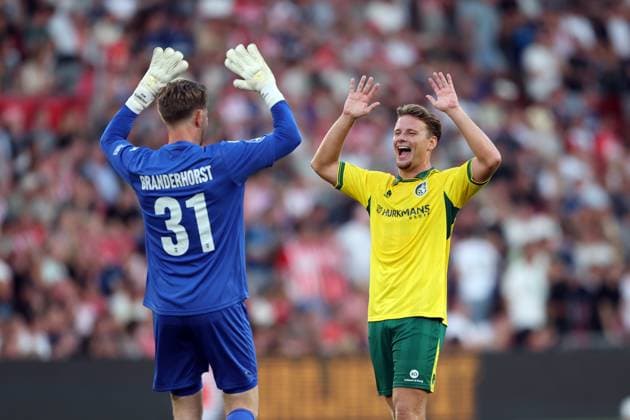 EINDHOVEN - (lr) Fortuna Sittard goalkeeper Mattijs Branderhorst and Syb van Ottele of Fortuna Sittard celebrate the 0-1 during the Dutch Eredivisie match between PSV and Fortuna Sittard at the Philips Stadium on August 8, 2026, in Eindhoven, the Netherlands. SONNY LENSEN ANP Eredivisie 2026 27 xVIxANPxSportx xxANPxIVx 565102890 originalFilename: 565102890.jpg