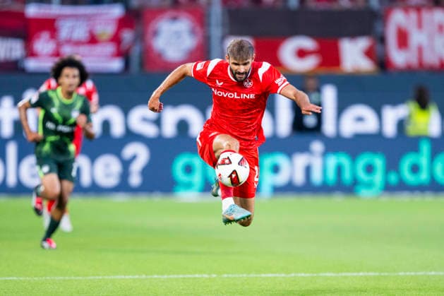 08.08.2026: Fußball, 2. Bundesliga: VfL Wolfsburg - 1. FC Kaiserslautern, 1. Spieltag in der Volkswagen Arena. Simon Asta (1. FC Kaiserslautern) läuft mit dem Ball am Fuß. WICHTIGER HINWEIS: Gemäß den Vorgaben der DFL und des DFB ist es untersagt, in dem Stadion und oder vom Spiel angefertigte Fotoaufnahmen in Form von Sequenzbildern und oder videoähnlichen Fotostrecken zu verwerten bzw. verwerten zu lassen. *** August 8, 2026 Soccer, 2. Bundesliga: VfL Wolfsburg vs. 1. FC Kaiserslautern, Matchday 1 at the Volkswagen Arena. Simon Asta of 1. FC Kaiserslautern runs with the ball at his feet. IMPORTANT NOTICE: In accordance with the guidelines of the DFL and the DFB, it is prohibited to use or allow the use of photographs taken in the stadium and or during the match in the form of sequential images and or video-like photo sequences Copyright: xDavidxInderliedx