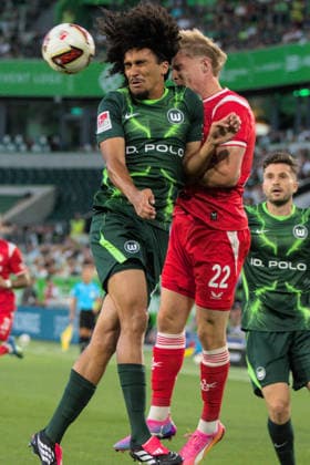 08.08.2026 Fußball Herren 2026 2027 2. Bundesliga 1. Spieltag VfL Wolfsburg - 1. FC Kaiserslautern Volkswagen Arena Wolfsburg Mathys Angely (Wolfsburg, 22, grün) im Kopfballduell mit Mika Haas (Kaiserslautern, 22, rot). Wolfsburg Niedersachsen Deutschland *** August 8, 2026 Men s Soccer 2026–2027 2. Bundesliga Matchday 1 VfL Wolfsburg 1 FC Kaiserslautern Volkswagen Arena, Wolfsburg Mathys Angely (Wolfsburg), 22, in green, in a header duel with Mika Haas of Kaiserslautern, 22, in red, Wolfsburg, Lower Saxony, Germany