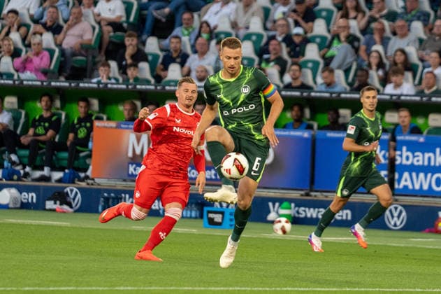 Deutschland: Fussball 2. Bundesliga, 1. Spieltag 2026 2027, VfL Wolfsburg - 1. FC Kaiserslautern am 08.08.2026 in Wolfsburg (Volkswagen-Arena): Hauke Wahl (VfL Wolfsburg, 6) am Ball Wolfsburg Volkswagen Arena Deutschland *** German Soccer 2. Bundesliga, Matchday 1, 2026–2027, VfL Wolfsburg vs. 1. FC Kaiserslautern on August 8, 2026, at the Volkswagen Arena in Wolfsburg; Hauke Wahl, VfL Wolfsburg; 6 players on the ball; Volkswagen Arena, Wolfsburg, Germany Copyright: xSvenxHeidmannx