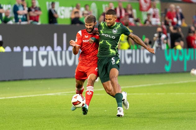 Deutschland: Fussball 2. Bundesliga, 1. Spieltag 2026 2027, VfL Wolfsburg - 1. FC Kaiserslautern am 08.08.2026 in Wolfsburg (Volkswagen-Arena): Simon Asta (1. FC Kaiserslautern, 2) und Vinicius Souza (VfL Wolfsburg, 5) im Zweikampf Wolfsburg Volkswagen Arena Deutschland *** German Soccer 2. Bundesliga, Matchday 1, 2026–2027, VfL Wolfsburg vs. 1. FC Kaiserslautern on August 8, 2026, at the Volkswagen Arena in Wolfsburg: Simon Asta (1. FC Kaiserslautern) and Vinicius Souza (VfL Wolfsburg) in a tackle at the Volkswagen Arena in Wolfsburg, Germany Copyright: xSvenxHeidmannx