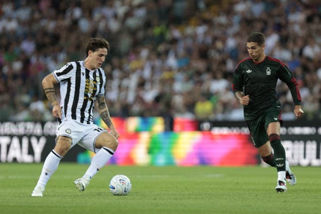 IPA87328160 - UDINESE S NICOLO ZANIOLO in action against Nottingham Forest s NICOLAS DOMINGUEZ during the FVG Cup match between Udinese Calcio and Nottingham Forest Football Club at the Bluenergy Stadium in Udine, Italy, on August 8, 2026.  Copyright: xMattiaxRadoni IPAxSportx xx 87328160