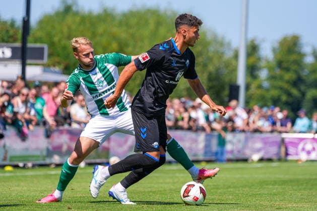 Stefano Marino (SC Paderborn 07, 30), Marco Grüll (Werder Bremen, 17), Deutschland: Fussball, Saison 2026 27, erstes Testspiel des Tages, 08.08.2026, Werder Bremen vs SC Paderborn 07, Stadion am Oyther Berg (Oythe, Vechta, Niedersachsen) *** Stefano Marino, SC Paderborn 07, 30; Marco Grüll, Werder Bremen, 17; German Soccer, 2026–27 season, first friendly match of the day, August 8, 2026; Werder Bremen vs. SC Paderborn 07, Stadion am Oyther Berg, Oythe, Vechta, Lower Saxony Copyright: xLeonxFrickx
