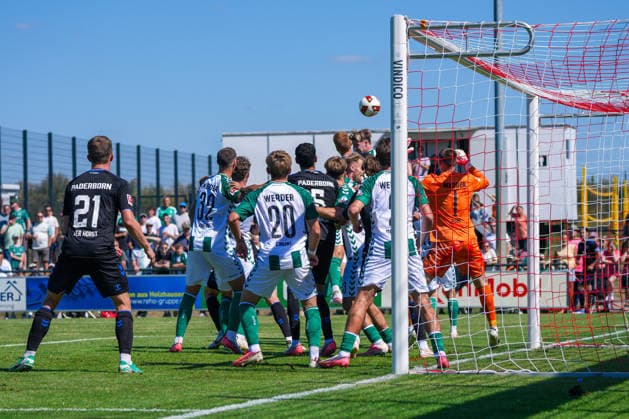 Eckball Karl Hein (Werder Bremen, 1), Santiago Castaneda (SC Paderborn 07, 5), Chuki (Werder Bremen, 20), Deutschland: Fussball, Saison 2026 27, erstes Testspiel des Tages, 08.08.2026, Werder Bremen vs SC Paderborn 07, Stadion am Oyther Berg (Oythe, Vechta, Niedersachsen) *** Corner kick: Karl Hein (Werder Bremen), 1; Santiago Castaneda (SC Paderborn 07), 5; Chuki (Werder Bremen), 20; German soccer, 2026–27 season, first friendly match of the day, August 8, 2026, Werder Bremen vs. SC Paderborn 07, Stadion am Oyther Berg, Oythe, Vechta, Lower Saxony Copyright: xLeonxFrickx