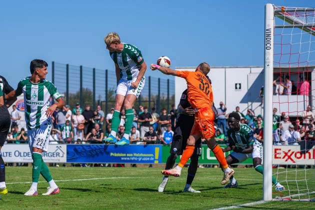 Alexander Schlager (Werder Bremen, 30), Oskar Wojcik, Oskar Wojcik (Werder Bremen, 3), Deutschland: Fussball, Saison 2026 27, zweites Testspiel des Tages, 08.08.2026, Werder Bremen vs SC Paderborn 07, Stadion am Oyther Berg (Oythe, Vechta, Niedersachsen) *** Alexander Schlager, Werder Bremen, 30, Oskar Wojcik, Oskar Wojcik, Werder Bremen, 3, German soccer, 2026–27 season, second friendly match of the day, August 8, 2026, Werder Bremen vs. SC Paderborn 07, Stadion am Oyther Berg, Oythe, Vechta, Lower Saxony Copyright: xLeonxFrickx