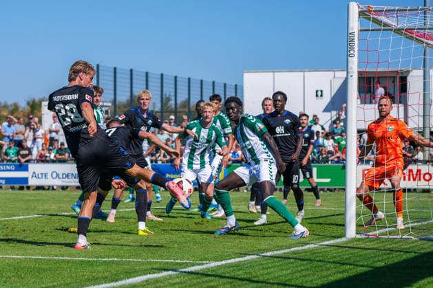 Clemens Lippmann (SC Paderborn 07, 29), Ramiz Hamouda (Werder Bremen, 40), Alexander Schlager (Werder Bremen, 30), Deutschland: Fussball, Saison 2026 27, zweites Testspiel des Tages, 08.08.2026, Werder Bremen vs SC Paderborn 07, Stadion am Oyther Berg (Oythe, Vechta, Niedersachsen) *** Clemens Lippmann, SC Paderborn 07, 29; Ramiz Hamouda, Werder Bremen, 40; Alexander Schlager, Werder Bremen, 30; German Soccer, 2026–27 season, second friendly match of the day, August 8, 2026; Werder Bremen vs. SC Paderborn 07, Stadion am Oyther Berg, Oythe, Vechta, Lower Saxony Copyright: xLeonxFrickx