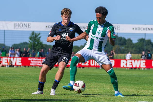 Paul Erevbenagie (Werder Bremen, 38), Niklas Mohr (SC Paderborn 07, 24), Deutschland: Fussball, Saison 2026 27, zweites Testspiel des Tages, 08.08.2026, Werder Bremen vs SC Paderborn 07, Stadion am Oyther Berg (Oythe, Vechta, Niedersachsen) *** Paul Erevbenagie, Werder Bremen, 38; Niklas Mohr, SC Paderborn 07, 24; German soccer, 2026–27 season, second friendly match of the day, August 8, 2026; Werder Bremen vs. SC Paderborn 07, Stadion am Oyther Berg, Oythe, Vechta, Lower Saxony Copyright: xLeonxFrickx