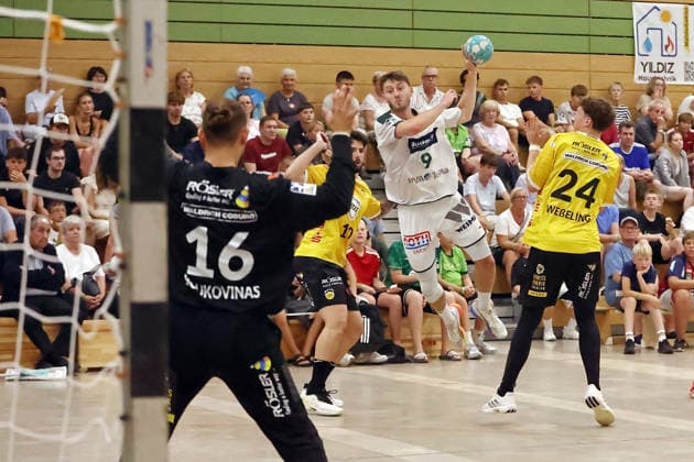 08.08.2026, xovx, Handball Lindencup, HSG Wetzlar - HSC 2000 Coburg v.l. Petros Boukovinas (HSC Coburg), Savvas Savvas (HSC Coburg), Niklas Theiß (HSG Wetzlar), Sven Wesseling (HSC Coburg) Linden Stadthalle Hessen Deutschland (DE) *** August 8, 2026, xovx, Lindencup Handball, HSG Wetzlar vs. HSC 2000 Coburg: Petros Boukovinas (HSC Coburg), Savvas Savvas (HSC Coburg), Niklas Theiß, HSG Wetzlar; Sven Wesseling, HSC Coburg; Linden Stadthalle, Hesse, Germany, DE