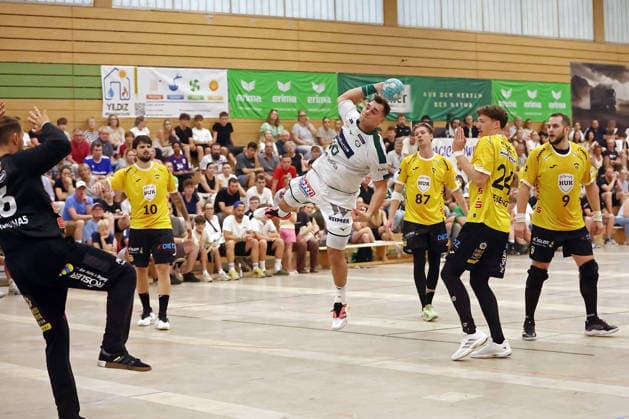 08.08.2026, xovx, Handball Lindencup, HSG Wetzlar - HSC 2000 Coburg v.l. Petros Boukovinas (HSC Coburg), Savvas Savvas (HSC Coburg), Josip Simic (HSG Wetzlar), Jesper Schmidt (HSC Coburg), Sven Wesseling (HSC Coburg), Bartlomiej Bis (HSC Coburg) Linden Stadthalle Hessen Deutschland (DE) *** August 8, 2026, xovx, Lindencup Handball Tournament, HSG Wetzlar vs. HSC 2000 Coburg: Petros Boukovinas (HSC Coburg), Savvas Savvas (HSC Coburg), Josip Simic (HSG Wetzlar), Jesper Schmidt (HSC Coburg), Sven Wesseling (HSC Coburg), Bartlomiej Bis (HSC Coburg), Linden Stadthalle, Hesse, Germany, DE