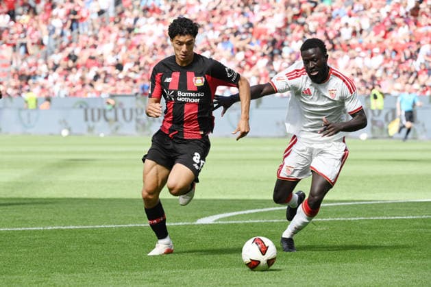 Ibrahim Maza (Bayer 04 Leverkusen), li., gegen Arouna Sangante (FC Sevilla) 08.08.2026, Fussball 1. Bundesliga, Saison 2026 2027, Testspiel, Bayer 04 Leverkusen - FC Sevilla 2:1 Leverkusen BayArena Nordrhein Westfalen Deutschland *** Ibrahim Maza, Bayer 04 Leverkusen (left), against Arouna Sangante, FC Sevilla, August 8, 2026, Soccer, Bundesliga 1, 2026–2027 season, Friendly Match, Bayer 04 Leverkusen vs. FC Sevilla, 2–1, Leverkusen, BayArena, North Rhine-Westphalia, Germany Team2