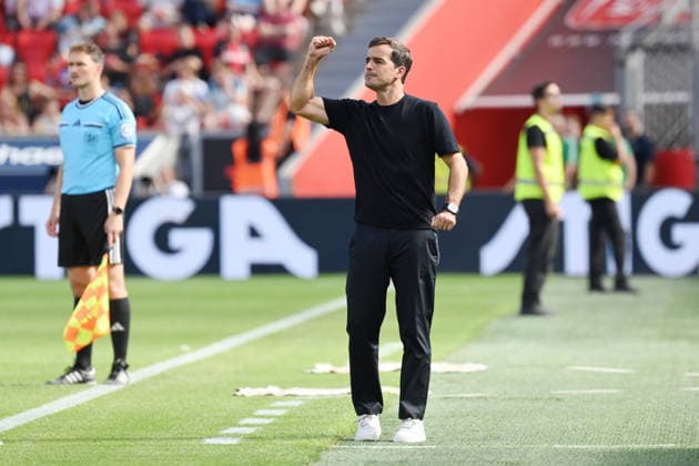 Jubel Trainer Carles Martinez (Bayer 04 Leverkusen) nach dem 1:1 08.08.2026, Fussball 1. Bundesliga, Saison 2026 2027, Testspiel, Bayer 04 Leverkusen - FC Sevilla 2:1 Leverkusen BayArena Nordrhein Westfalen Deutschland *** Bayer 04 Leverkusen coach Carles Martinez celebrates after the 1-1 draw on August 8, 2026, Soccer, Bundesliga 1, 2026–2027 season, Friendly Match, Bayer 04 Leverkusen vs. FC Sevilla, 2–1, Leverkusen, BayArena, North Rhine-Westphalia, Germany Team2