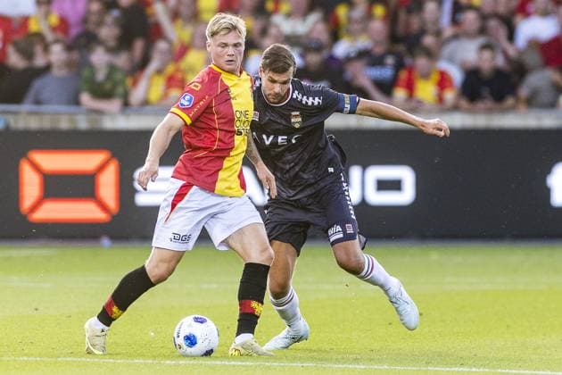 DEVENTER , 08-08-2026 , stadium De Adelaarshordt , season 2026 2027 , Dutch Eredivisie football , match between Go Ahead Eagles and Willem II , picture shows Eagles player Erik Flataker , Willem II player Justin Hoogma Go Ahead Eagles - Willem II  x205557516x Copyright: