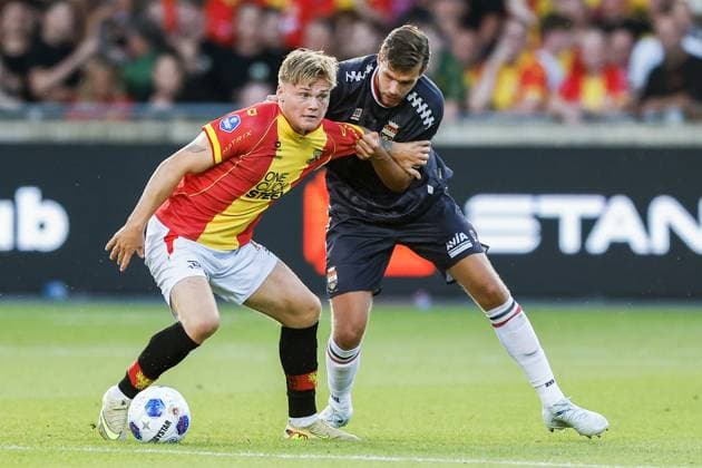DEVENTER - Erik Flataker of Go Ahead Eagles, Justin Hoogma of Willem II (lr) during the Dutch Eredivisie match between Go Ahead Eagles and Willem II at De Adelaarshorst on 8 August 2026 in Deventer, the Netherlands. VINCENT JANNINK ANP Eredivisie 2026 27 xVIxANPxSportx xxANPxIVx 565104658 originalFilename: 565104658.jpg