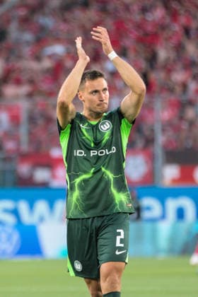 08.08.2026 Fußball Herren 2026 2027 2. Bundesliga 1. Spieltag VfL Wolfsburg - 1. FC Kaiserslautern Volkswagen Arena Wolfsburg Kilian Fischer (Wolfsburg, 2, grün) begrüßt die Fans in der Kurve vor dem Spiel. Wolfsburg Niedersachsen Deutschland *** August 8, 2026 Men s Soccer 2026–2027 2. Bundesliga Matchday 1 VfL Wolfsburg vs. FC Kaiserslautern Volkswagen Arena, Wolfsburg Kilian Fischer (Wolfsburg, No. 2, in green) greets the fans in the stands before the game Wolfsburg, Lower Saxony, Germany