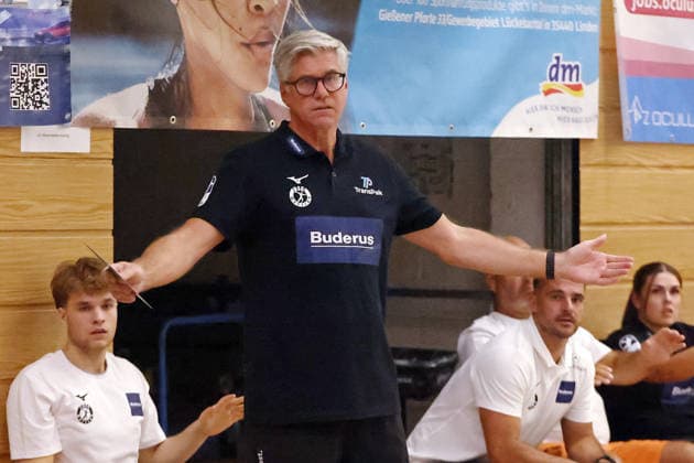 08.08.2026, xovx, Handball Lindencup, HSG Wetzlar - HSC 2000 Coburg Trainer Runar Sigtryggsson (HSG Wetzlar) enttäuscht, enttäuscht schauend Linden Stadthalle Hessen Deutschland (DE) *** August 8, 2026, xovx, Lindencup Handball Tournament, HSG Wetzlar vs. HSC 2000 Coburg; Coach Runar Sigtryggsson; HSG Wetzlar disappointed, looking disappointed; Linden City Hall, Hesse, Germany, DE