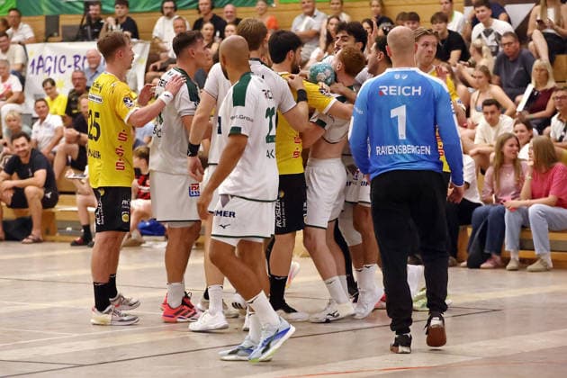 08.08.2026, xovx, Handball Lindencup, HSG Wetzlar - HSC 2000 Coburg Tomas Piroch (HSG Wetzlar) und Bartlomiej Bis (HSC Coburg) gehen sich im Getümmel an den Kragen Linden Stadthalle Hessen Deutschland (DE) *** August 8, 2026, xovx, Lindencup Handball Tournament, HSG Wetzlar vs. HSC 2000 Coburg: Tomas Piroch (HSG Wetzlar) and Bartlomiej Bis (HSC Coburg) go at each other in the fray at Linden Stadthalle, Hesse, Germany, DE