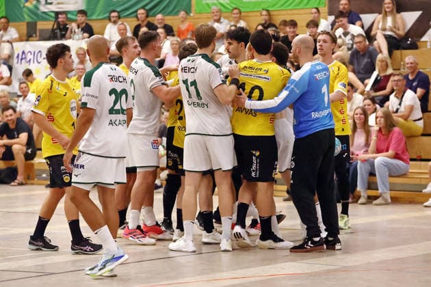 08.08.2026, xovx, Handball Lindencup, HSG Wetzlar - HSC 2000 Coburg Tomas Piroch (HSG Wetzlar) und Bartlomiej Bis (HSC Coburg) gehen sich im Getümmel an den Kragen Linden Stadthalle Hessen Deutschland (DE) *** August 8, 2026, xovx, Lindencup Handball Tournament, HSG Wetzlar vs. HSC 2000 Coburg: Tomas Piroch (HSG Wetzlar) and Bartlomiej Bis (HSC Coburg) go head-to-head in the fray at Linden Stadthalle, Hesse, Germany, DE