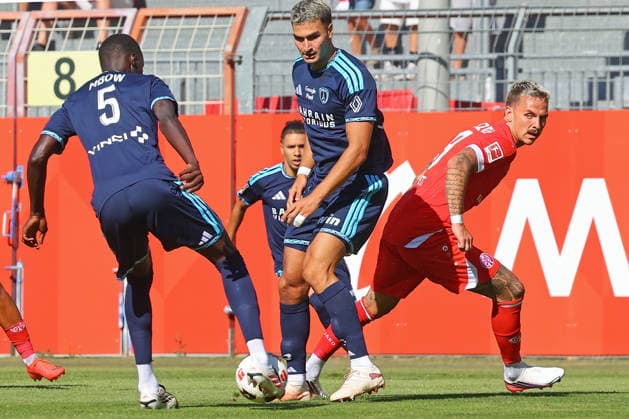 Mainz, Deutschland 08. August 2026: Testspiel - 2026 2027 - 1. FSV Mainz 05 gegen Paris FC Im Bild: v.li. beim Kampf um den Ball: Moustapha Mbow (Paris), Diego Coppola (Paris) und Phillip Tietz (Mainz). DFL regulations prohibit any use of photographs as image sequences and or quasi-video Bruchwegstadion Rheinland - Pfalz *** Mainz, Germany, August 8, 2026; Friendly Match 2026–2027, Match 1: FSV Mainz 05 vs. Paris FC. Pictured, from left, battling for the ball: Moustapha Mbow (Paris), Diego Coppola (Paris), and Phillip Tietz (Mainz). DFL regulations prohibit any use of photographs as image sequences and or quasi-video. Bruchwegstadion, Rhineland-Palatinate Copyright: xFotostandx xRacochax