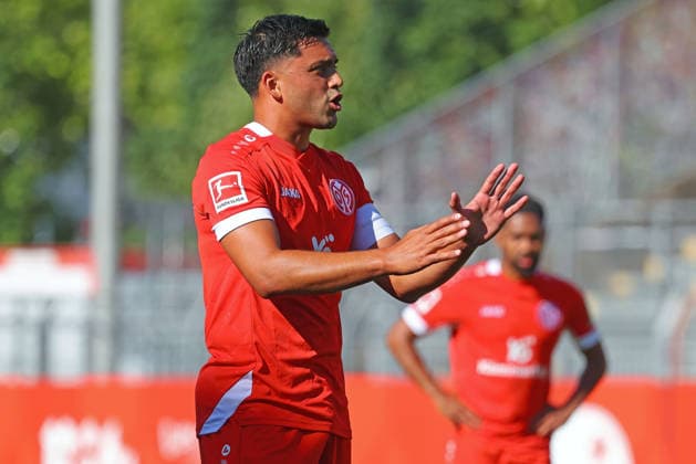 Mainz, Deutschland 08. August 2026: Testspiel - 2026 2027 - 1. FSV Mainz 05 gegen Paris FC Im Bild: Nadiem Amiri (Mainz) gibt seinen Mitspielern taktische Anweisungen. DFL regulations prohibit any use of photographs as image sequences and or quasi-video Bruchwegstadion Rheinland - Pfalz *** Mainz, Germany August 8, 2026 Friendly Match 2026–2027 1 FSV Mainz 05 vs. Paris FC Pictured: Nadiem Amiri of Mainz giving tactical instructions to his teammates. DFL regulations prohibit any use of photographs as image sequences and or quasi-video. Bruchwegstadion, Rhineland-Palatinatealz Copyright: xFotostandx xRacochax