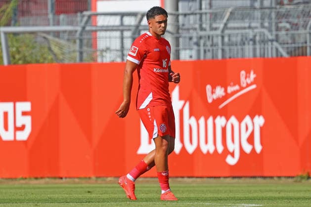 Mainz, Deutschland 08. August 2026: Testspiel - 2026 2027 - 1. FSV Mainz 05 gegen Paris FC Im Bild: Nadiem Amiri (Mainz) steht nachdenklich auf dem Spielfeld. DFL regulations prohibit any use of photographs as image sequences and or quasi-video Bruchwegstadion Rheinland - Pfalz *** Mainz, Germany August 8, 2026 Friendly Match 2026–2027 1 FSV Mainz 05 vs. Paris FC Pictured: Nadiem Amiri, Mainz, standing pensively on the field. DFL regulations prohibit any use of photographs as image sequences and or quasi-video. Bruchwegstadion, Rhineland-Palatinate Copyright: xFotostandx xRacochax