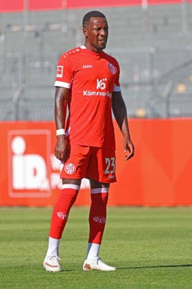 Mainz, Deutschland 08. August 2026: Testspiel - 2026 2027 - 1. FSV Mainz 05 gegen Paris FC Im Bild: Sheraldo Becker (Mainz) steht nachdenklich auf dem Spielfeld. DFL regulations prohibit any use of photographs as image sequences and or quasi-video Bruchwegstadion Rheinland - Pfalz *** Mainz, Germany, August 8, 2026; Friendly Match 2026–2027, Match 1: FSV Mainz 05 vs. Paris FC. Pictured: Sheraldo Becker of Mainz stands pensively on the field. DFL regulations prohibit any use of photographs as image sequences and or quasi-video. Bruchwegstadion, Rhineland-Palatinate Copyright: xFotostandx xRacochax