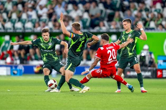 08.08.2026: Fußball, 2. Bundesliga: VfL Wolfsburg - 1. FC Kaiserslautern, 1. Spieltag in der Volkswagen Arena. Elvis Rexhbecaj (VfL Wolfsburg) (l-r), Hauke Wahl (VfL Wolfsburg), Mergim Berisha (1. FC Kaiserslautern) und Kilian Fischer (VfL Wolfsburg) kämpfen um den Ball. WICHTIGER HINWEIS: Gemäß den Vorgaben der DFL und des DFB ist es untersagt, in dem Stadion und oder vom Spiel angefertigte Fotoaufnahmen in Form von Sequenzbildern und oder videoähnlichen Fotostrecken zu verwerten bzw. verwerten zu lassen. *** August 8, 2026 Soccer, 2. Bundesliga: VfL Wolfsburg vs. 1. FC Kaiserslautern, Matchday 1 at the Volkswagen Arena: Elvis Rexhbecaj (VfL Wolfsburg, left), Hauke Wahl (VfL Wolfsburg), Mergim Berisha (1 FC Kaiserslautern) and Kilian Fischer (VfL Wolfsburg) battle for the ball IMPORTANT NOTICE In accordance with the guidelines of the DFL and the DFB, it is prohibited to use or allow the use of photographs taken in the stadium and or during the game in the form of sequential images and or video-like photo series Copyright: xDavidxInderliedx