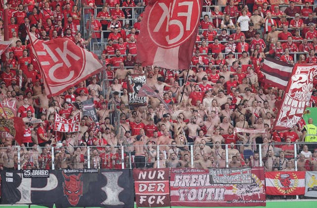 fans aus kaiserslautern oben ohne Fussball, Herren, Saison 2026 2027, 2.Liga, Volkswagenarena, VfL Wolfsburg gegen 1.FC Kaiserslautern DFL REGULATIONS PROHIBIT ANY USE OF PHOTOGRAPHS AS IMAGE SEQUENCES AND OR QUASI-VIDEO. *** Fans from Kaiserslautern with their shirts off; Soccer, Men s, 2026–2027 Season, 2nd Division, Volkswagen Arena, VfL Wolfsburg vs. 1. FC Kaiserslautern DFL REGULATIONS PROHIBIT ANY USE OF PHOTOGRAPHS AS IMAGE SEQUENCES AND OR QUASI-VIDEO