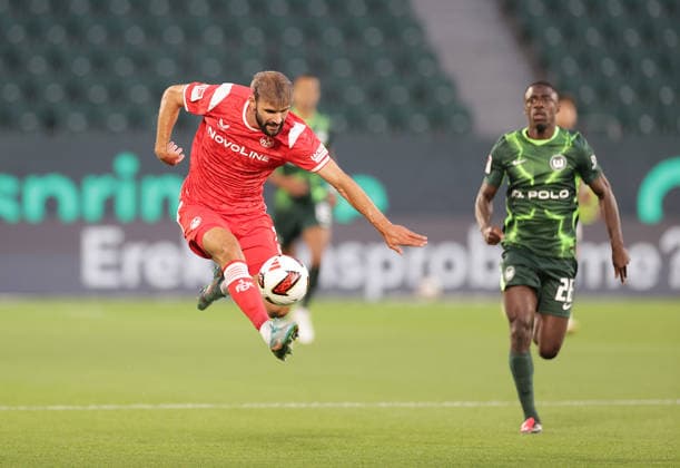 Simon Asta (1.FC Kaiserslautern),Sael Kumbedi (VfL Wolfsburg) Fussball, Herren, Saison 2026 2027, 2.Liga, Volkswagenarena, VfL Wolfsburg gegen 1.FC Kaiserslautern DFL REGULATIONS PROHIBIT ANY USE OF PHOTOGRAPHS AS IMAGE SEQUENCES AND OR QUASI-VIDEO. *** Simon Asta, 1. FC Kaiserslautern; Sael Kumbedi, VfL Wolfsburg; Soccer, Men s, 2026–2027 Season, 2. Bundesliga, Volkswagen Arena, VfL Wolfsburg vs. 1 FC Kaiserslautern. DFL regulations prohibit any use of photographs as image sequences and or quasi-video.