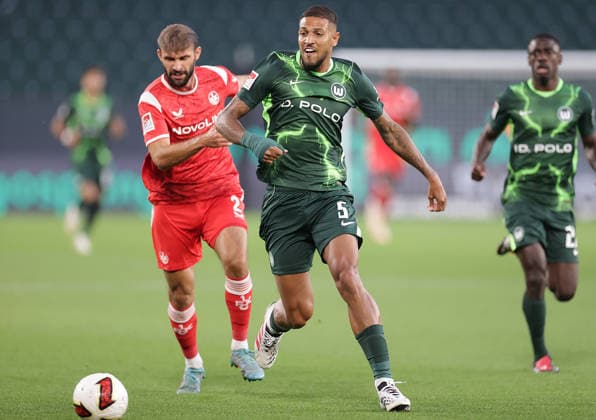 Simon Asta (1.FC Kaiserslautern), Vinicius Souza (VfL Wolfsburg) Fussball, Herren, Saison 2026 2027, 2.Liga, Volkswagenarena, VfL Wolfsburg gegen 1.FC Kaiserslautern DFL REGULATIONS PROHIBIT ANY USE OF PHOTOGRAPHS AS IMAGE SEQUENCES AND OR QUASI-VIDEO. *** Simon Asta, 1. FC Kaiserslautern; Vinicius Souza, VfL Wolfsburg; Soccer, Men s, 2026–2027 Season, 2. Bundesliga, Volkswagen Arena, VfL Wolfsburg vs. 1 FC Kaiserslautern. DFL regulations prohibit any use of photographs as image sequences and or quasi-video.
