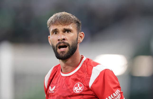 Simon Asta (1.FC Kaiserslautern) Fussball, Herren, Saison 2026 2027, 2.Liga, Volkswagenarena, VfL Wolfsburg gegen 1.FC Kaiserslautern DFL REGULATIONS PROHIBIT ANY USE OF PHOTOGRAPHS AS IMAGE SEQUENCES AND OR QUASI-VIDEO. *** Simon Asta, 1. FC Kaiserslautern Soccer, Men s Team, 2026–2027 Season, 2. Bundesliga, Volkswagen Arena, VfL Wolfsburg vs. 1 FC Kaiserslautern DFL REGULATIONS PROHIBIT ANY USE OF PHOTOGRAPHS AS IMAGE SEQUENCES AND OR QUASI-VIDEO