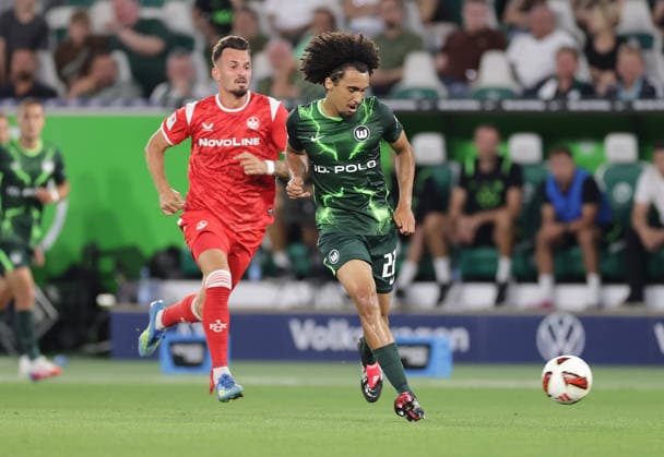 Mergim Berisha (1.FC Kaiserslautern), Mathys Angely (VfL Wolfsburg) Fussball, Herren, Saison 2026 2027, 2.Liga, Volkswagenarena, VfL Wolfsburg gegen 1.FC Kaiserslautern DFL REGULATIONS PROHIBIT ANY USE OF PHOTOGRAPHS AS IMAGE SEQUENCES AND OR QUASI-VIDEO. *** Mergim Berisha, 1. FC Kaiserslautern; Mathys Angely, VfL Wolfsburg; Soccer, Men s, 2026–2027 Season, 2. Bundesliga, Volkswagen Arena, VfL Wolfsburg vs. 1 FC Kaiserslautern. DFL regulations prohibit any use of photographs as image sequences and or quasi-video.
