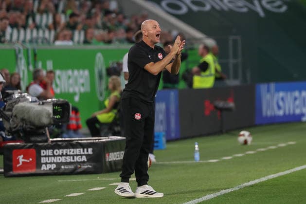 08.08.2026, xgox, Fussball, 2. Bundesliga, VfL Wolfsburg - 1. FC Kaiserslautern v.l. Torsten Lieberknecht (Kaiserslautern, Trainer) gibt Anweisungen, gestikuliert mit den Armen, gesticulate, gives instructions (DFL DFB REGULATIONS PROHIBIT ANY USE OF PHOTOGRAPHS as IMAGE SEQUENCES and or QUASI-VIDEO) Wolfsburg *** August 8, 2026, xgox, Soccer, 2. Bundesliga, VfL Wolfsburg 1 FC Kaiserslautern v l Torsten Lieberknecht Kaiserslautern, Coach gives instructions, gesturing with his arms, gesticulate, gives instructions DFL DFB REGULATIONS PROHIBIT ANY USE OF PHOTOGRAPHS as IMAGE SEQUENCES and or QUASI-VIDEO Wolfsburg